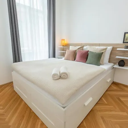 Homely I 48m2 I Elevator I Self Check-in Praga